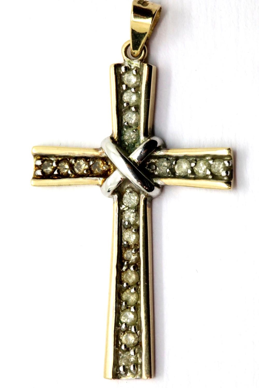 9ct gold diamond set cross, L: 4 cm, 3.4g. P&P Group 1 (£14+VAT for the first lot and £1+VAT for