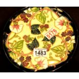 Moorcroft trial design 1998 cabinet plate, D: 22 cm. P&P Group 2 (£18+VAT for the first lot and £3+