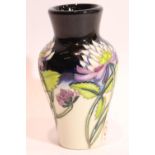 Moorcroft vase in the Trefoil pattern, H: 10 cm. P&P Group 1 (£14+VAT for the first lot and £1+VAT