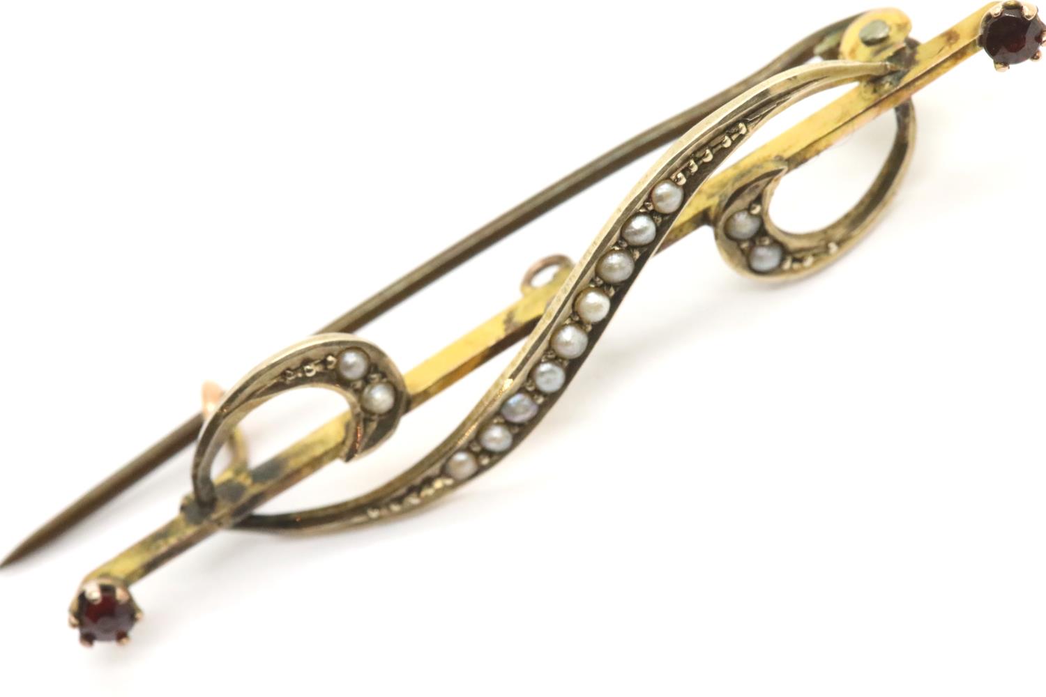 Victorian 9ct gold seed pearl and garnet set brooch, 2.4g. P&P Group 1 (£14+VAT for the first lot