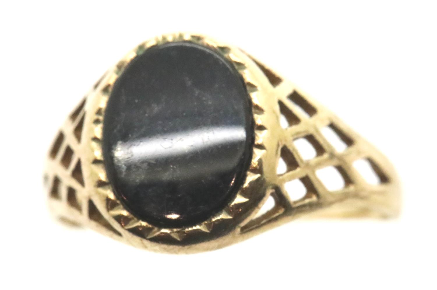 9ct gold onyx ring, size M, 1.8g. P&P Group 1 (£14+VAT for the first lot and £1+VAT for subsequent