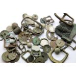 ** WITHDRAWN**Bag of metal detecting finds including Military Badges & Buttons. P&P Group 2 (£18+VAT