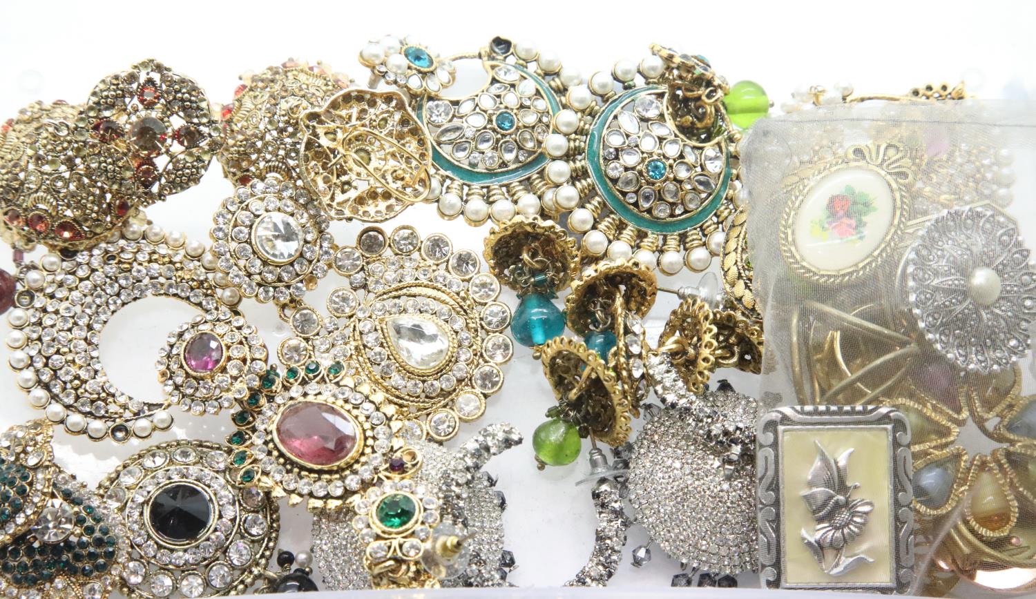Box of costume jewellery brooches and clips. P&P Group 1 (£14+VAT for the first lot and £1+VAT for