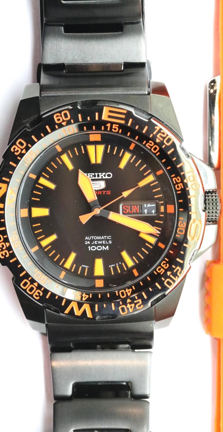 Gents Seiko divers automatic 100m wristwatch with both ceramic and rubber straps. P&P Group 1 (£14+