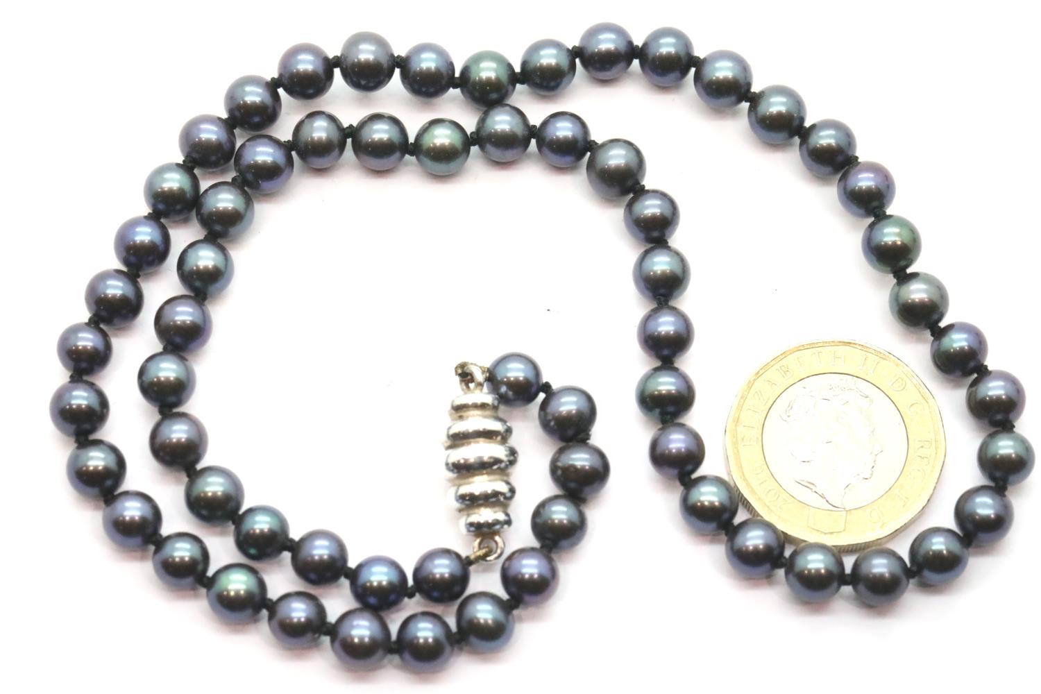 Black cultured pearl necklace with silver magnetic clasp. P&P Group 1 (£14+VAT for the first lot and