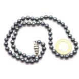 Black cultured pearl necklace with silver magnetic clasp. P&P Group 1 (£14+VAT for the first lot and