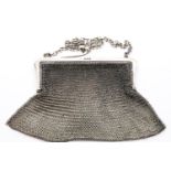 Hallmarked silver ladies mesh purse, 112g. P&P Group 1 (£14+VAT for the first lot and £1+VAT for