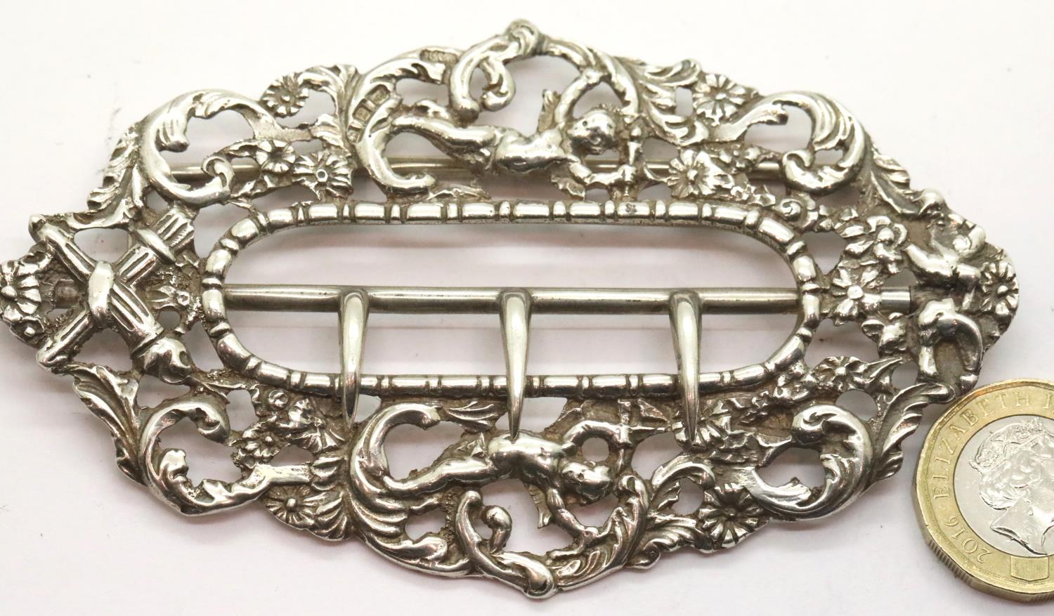 Large hallmarked silver nursing buckle, L: 10 cm, 55g. P&P Group 1 (£14+VAT for the first lot and £