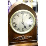 Oak cased Westminster arched mantel clock with key and pendulum. P&P Group 2 (£18+VAT for the