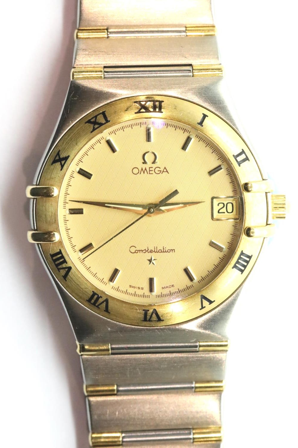 Omega Constellation 34mm wristwatch, 18K on a stainless steel bar bracelet. Bracelet: 17.5 mm, L: