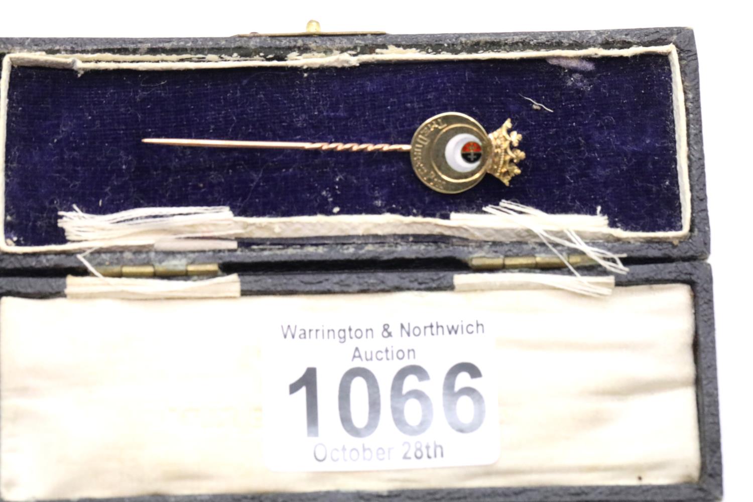 14ct gold enamelled pin 'The Duke's Pin', boxed, 3.3g. P&P Group 1 (£14+VAT for the first lot and £ - Image 4 of 4