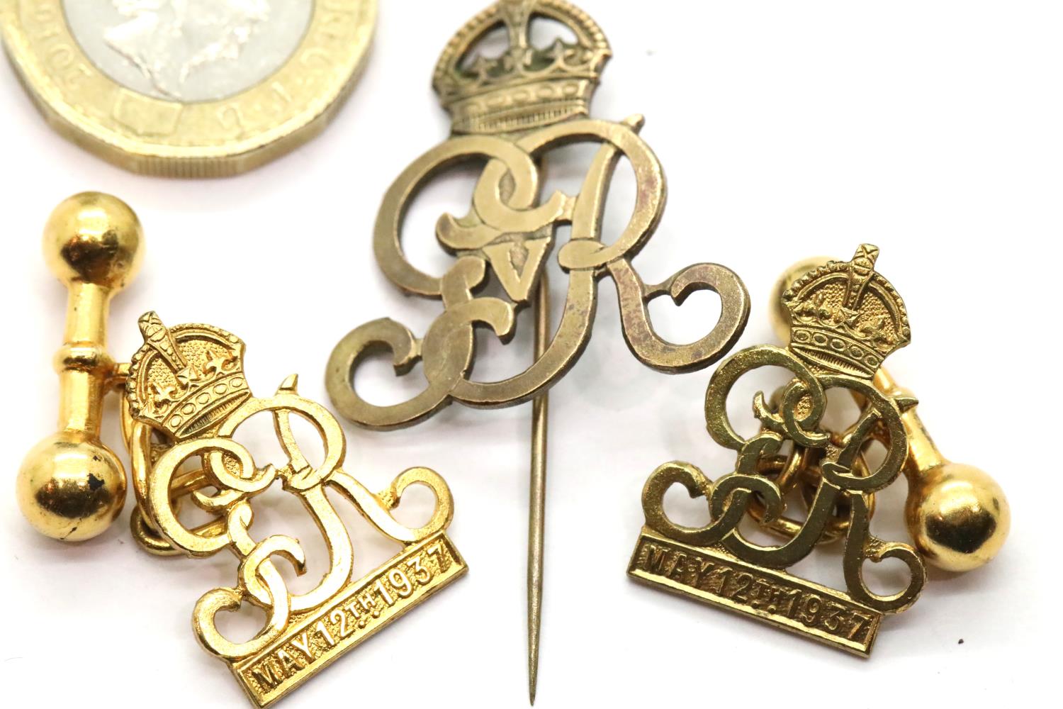 Yellow metal King George V coronation cufflinks and pin brooch. P&P Group 1 (£14+VAT for the first