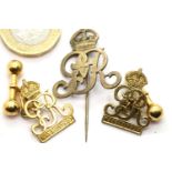 Yellow metal King George V coronation cufflinks and pin brooch. P&P Group 1 (£14+VAT for the first