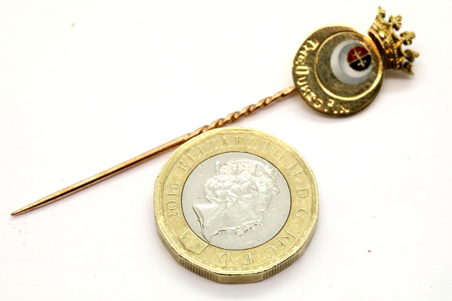 14ct gold enamelled pin 'The Duke's Pin', boxed, 3.3g. P&P Group 1 (£14+VAT for the first lot and £