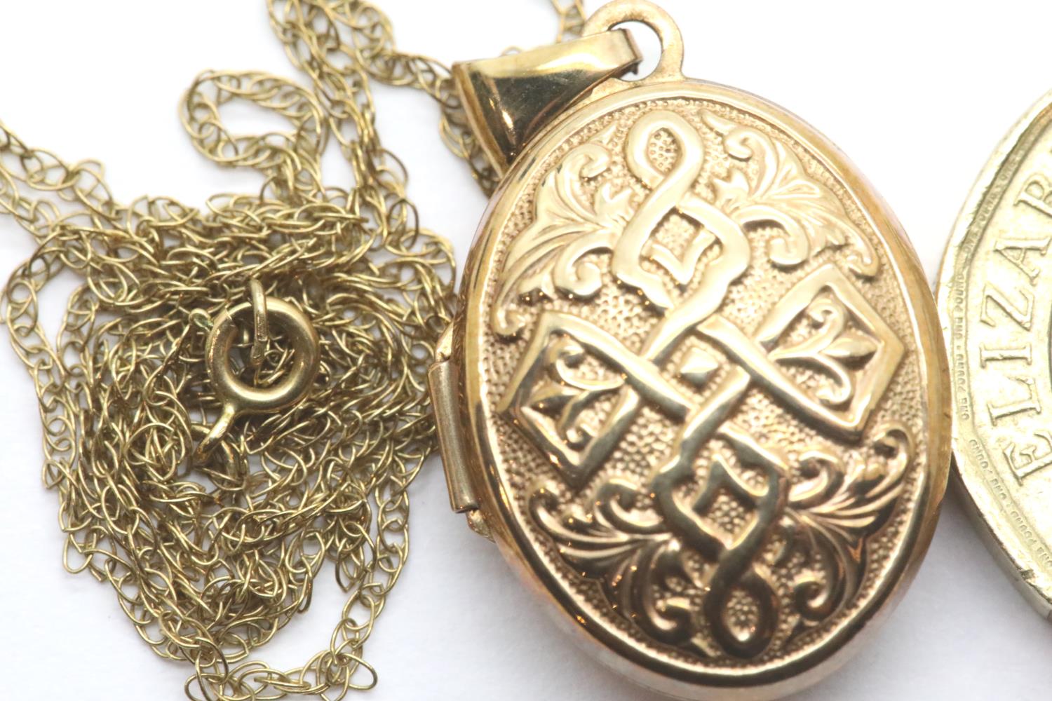 9ct gold locket on a fine 9ct gold chain, 2.3g. P&P Group 1 (£14+VAT for the first lot and £1+VAT