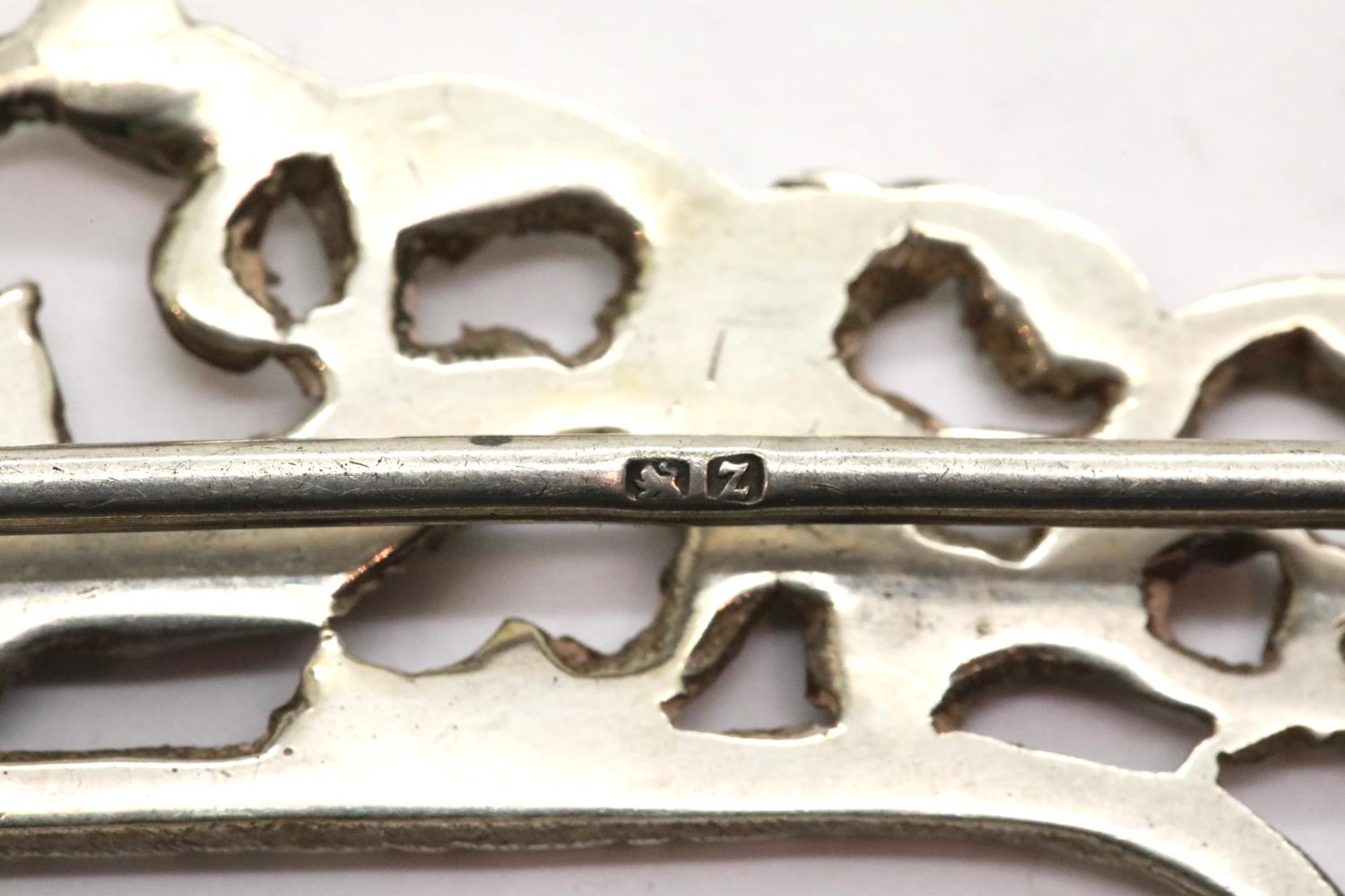 Large hallmarked silver nursing buckle, L: 10 cm, 55g. P&P Group 1 (£14+VAT for the first lot and £ - Image 2 of 3