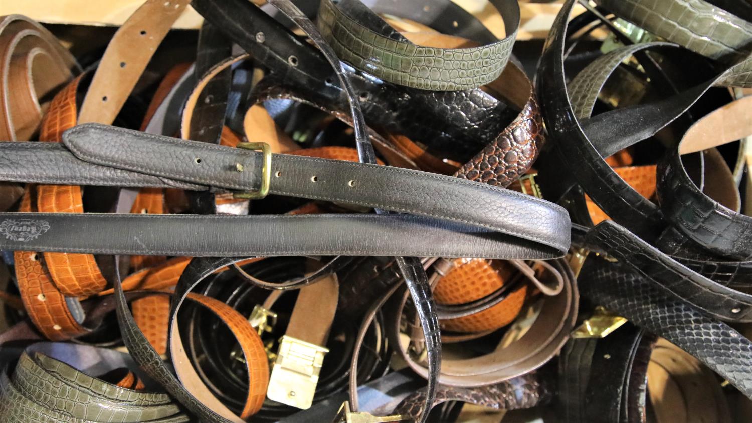 Box of leather belts with buckles. P&P Group 3 (£25+VAT)