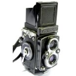 Yashica Mat twin lens reflex camera. P&P Group 2 (£18+VAT for the first lot and £3+VAT for