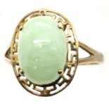 9ct gold jade cabochon set ring, size Q, 3.4g. P&P Group 1 (£14+VAT for the first lot and £1+VAT for