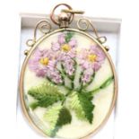 Edwardian 1904 9ct gold pendant with hand embroidered double sided flower picture. P&P Group 1 (£