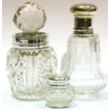 Cut glass dressing table jar with silver collar, hallmarked London 1920, H: 14 cm, Edwardian cut