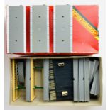 Hornby R004 Suburban Station Kit - Contents Unchecked - Boxed. P&P Group 2 (£18+VAT for the first
