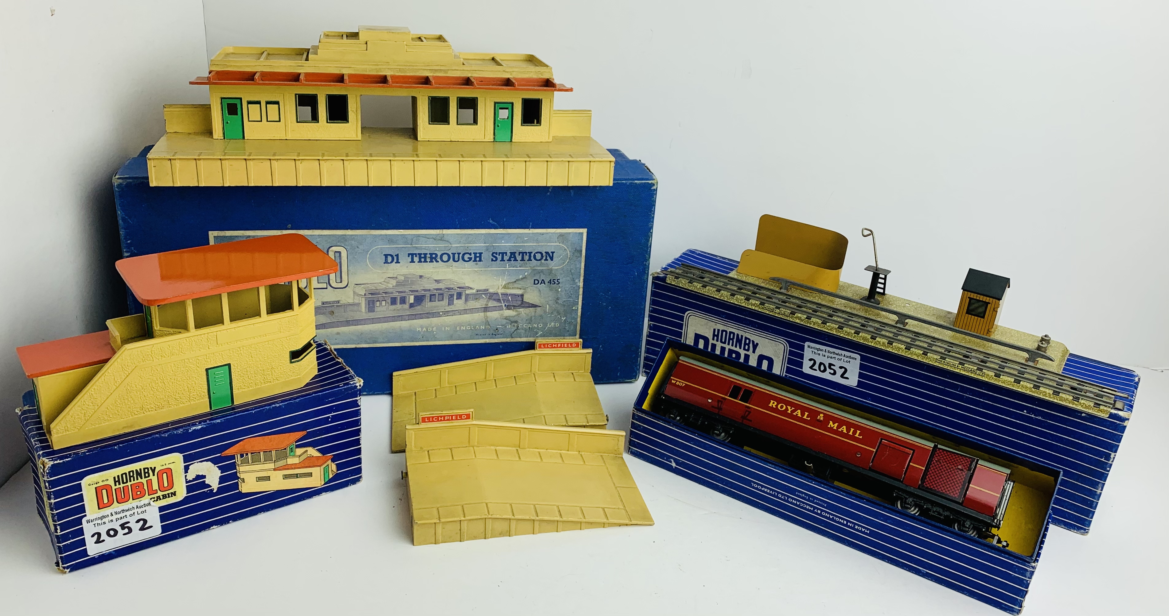 Hornby Dublo Buildings & Accessories Assortment - All Boxed. P&P Group 2 (£18+VAT for the first