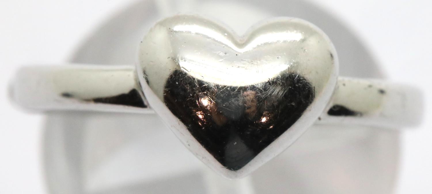 925 silver heart ring size Q. P&P Group 1 (£14+VAT for the first lot and £1+VAT for subsequent lots)