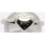 925 silver heart ring size Q. P&P Group 1 (£14+VAT for the first lot and £1+VAT for subsequent lots)