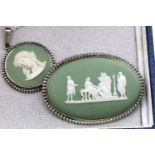 Wedgwood boxed green and white jasperware necklace and brooch. P&P Group 1 (£14+VAT for the first