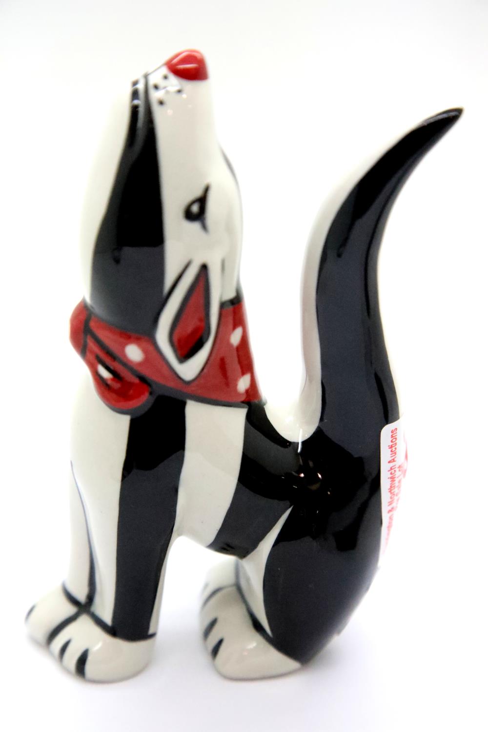 Lorna Bailey Steptoe dog, H: 15 cm. P&P Group 2 (£18+VAT for the first lot and £3+VAT for subsequent