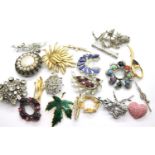 Box of mixed fashion jewellery brooches. P&P Group 1 (£14+VAT for the first lot and £1+VAT for