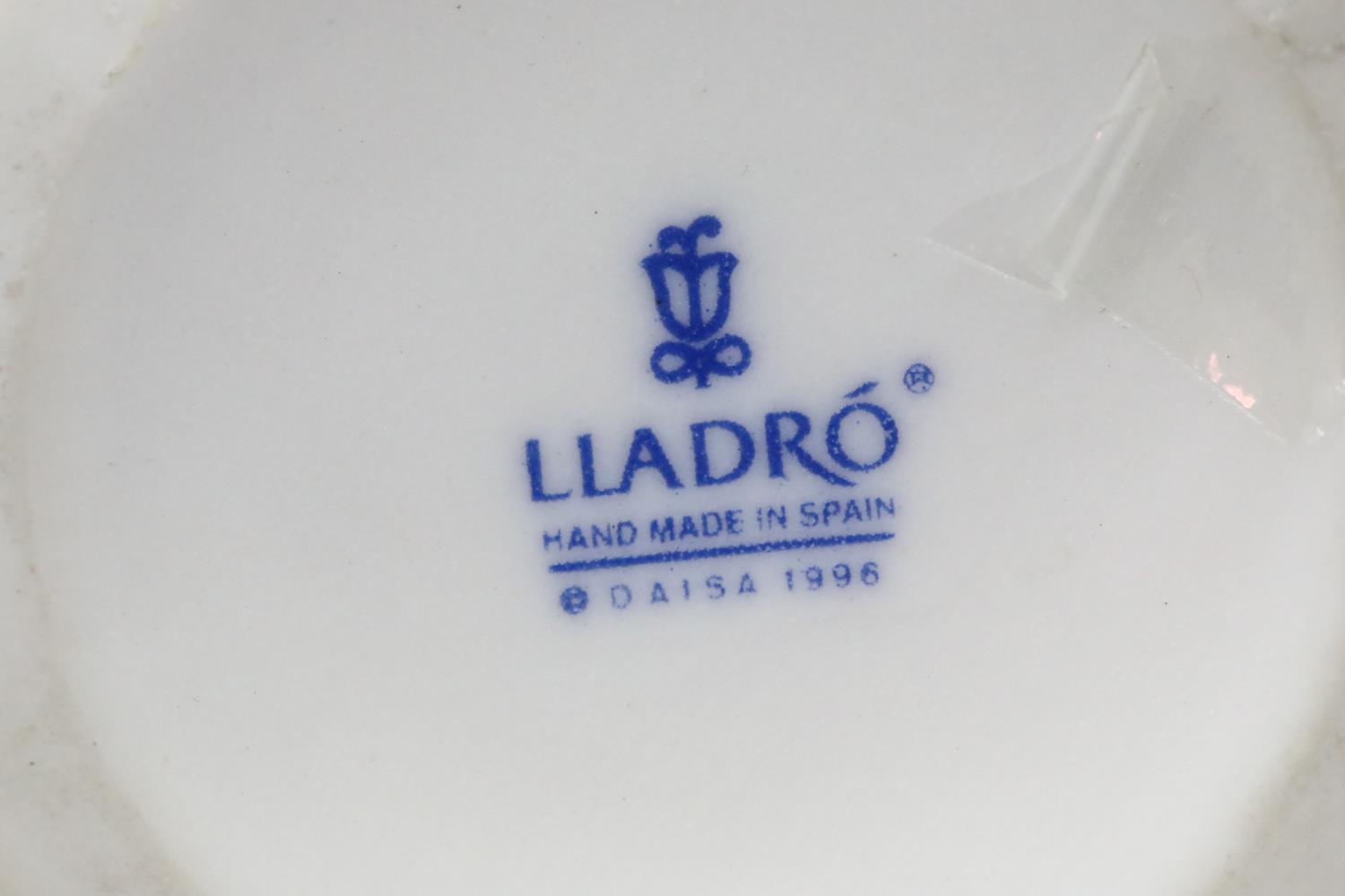 Rare Lladro Roses egg, H: 12 cm. P&P Group 2 (£18+VAT for the first lot and £3+VAT for subsequent - Image 4 of 4