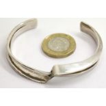 925 silver open bangle. P&P Group 1 (£14+VAT for the first lot and £1+VAT for subsequent lots)
