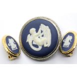 Wedgwood dark blue earrings and brooch. P&P Group 1 (£14+VAT for the first lot and £1+VAT for