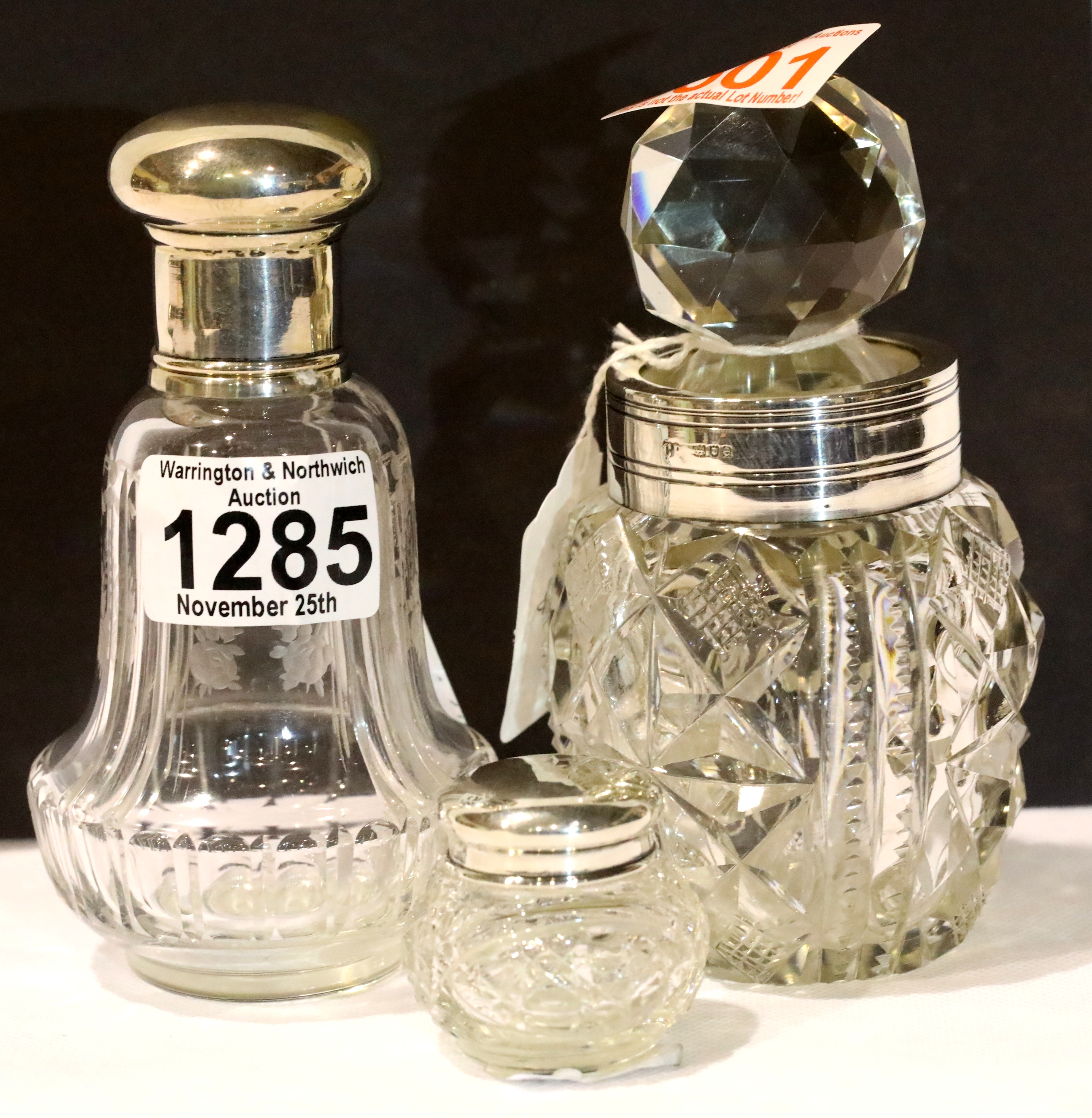 Cut glass dressing table jar with silver collar, hallmarked London 1920, H: 14 cm, Edwardian cut