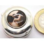 925 silver pill box with nude enamel, D: 2 cm. P&P Group 1 (£14+VAT for the first lot and £1+VAT for