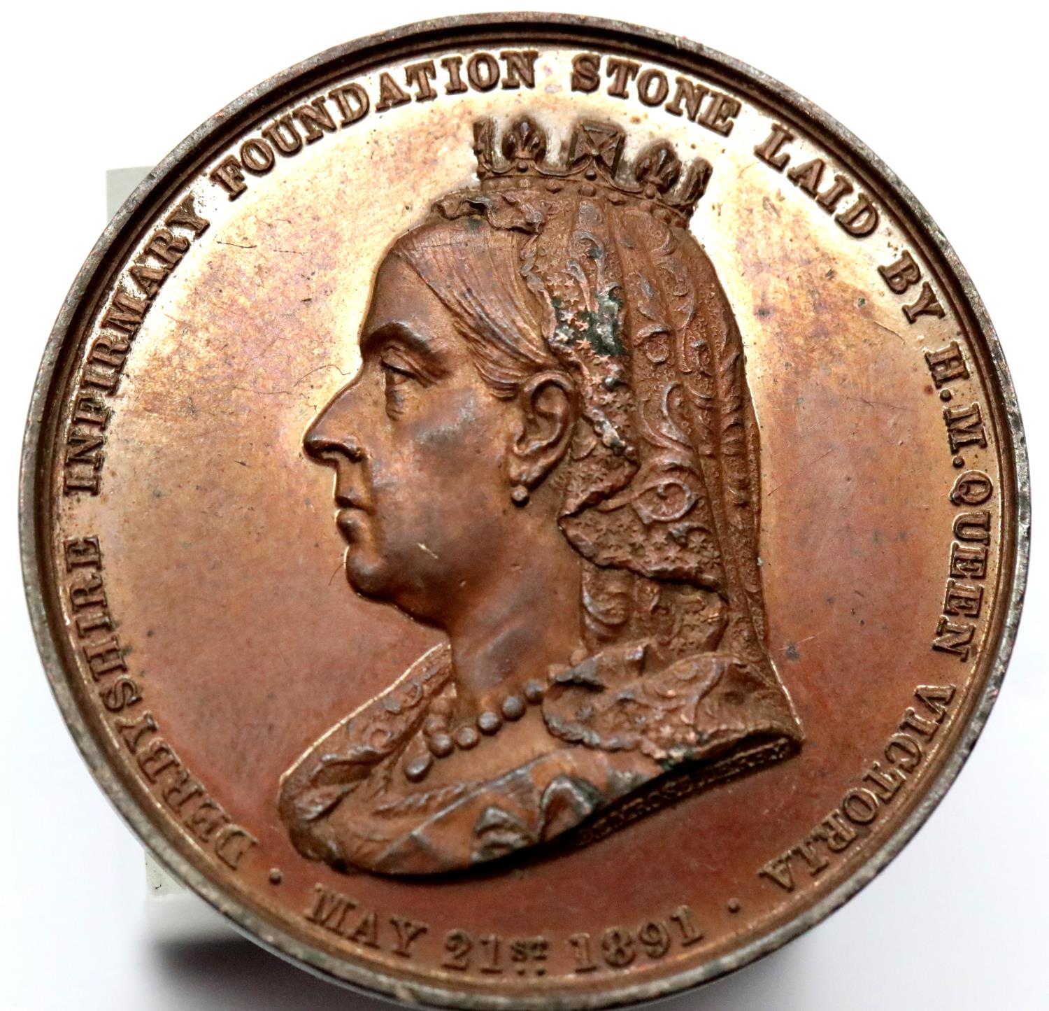 Queen Victoria medallion - Derbyshire Infirmary laying of foundation stone 1891. P&P Group 1 (£14+ - Image 2 of 2