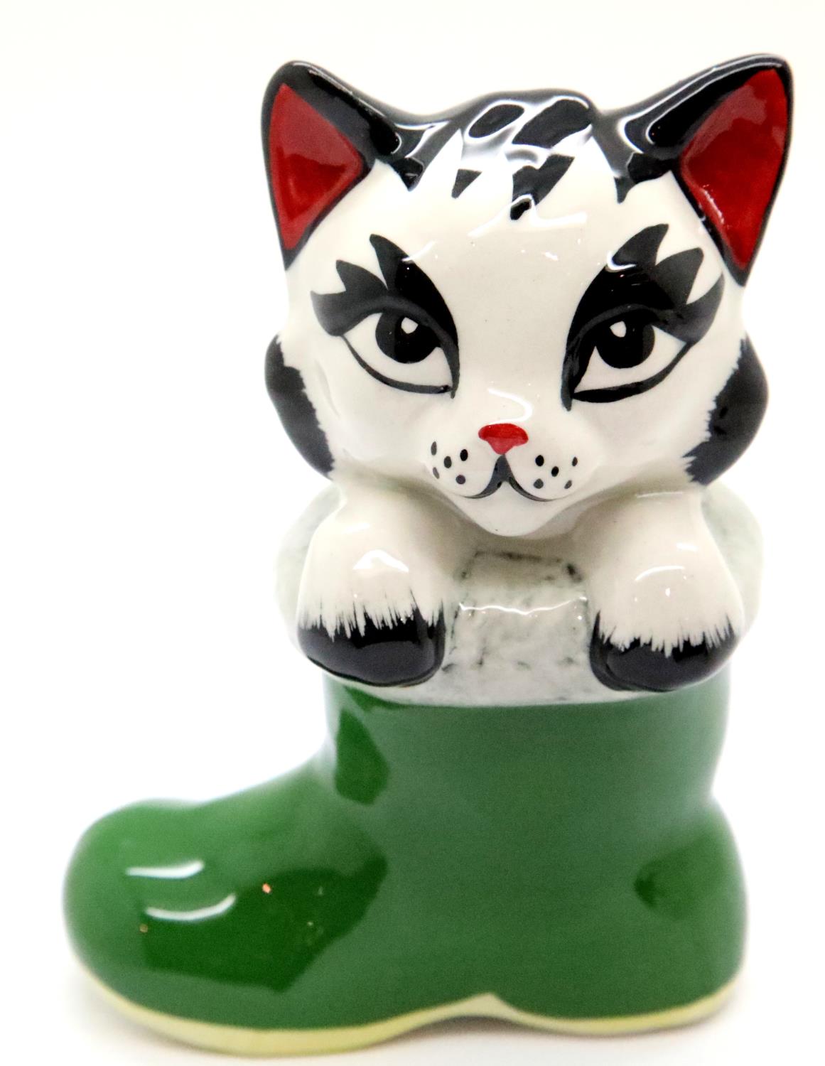 Lorna Bailey cat in boot, H: 14 cm. P&P Group 2 (£18+VAT for the first lot and £3+VAT for subsequent