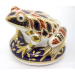 Royal Crown Derby frog, H: 8 cm. P&P Group 2 (£18+VAT for the first lot and £3+VAT for subsequent