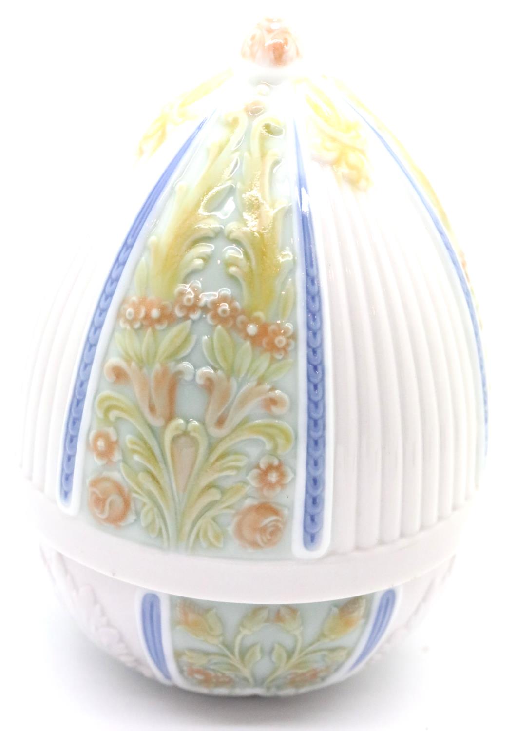 Rare Lladro Roses egg, H: 12 cm. P&P Group 2 (£18+VAT for the first lot and £3+VAT for subsequent