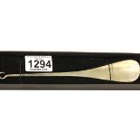 Hallmarked silver shoehorn with button hook, L: 27 cm, 47g. P&P Group 1 (£14+VAT for the first lot