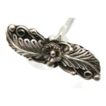 Silver floral design vintage ring with split shank. P&P Group 1 (£14+VAT for the first lot and £1+