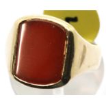 Gents 9ct gold cornelian set signet ring, size O, 7.0g. P&P Group 1 (£14+VAT for the first lot