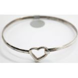 Modern silver heart bangle. P&P Group 1 (£14+VAT for the first lot and £1+VAT for subsequent lots)