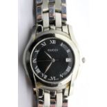 Gents steel cased Gucci calendar wristwatch on a steel strap. P&P Group 1 (£14+VAT for the first lot