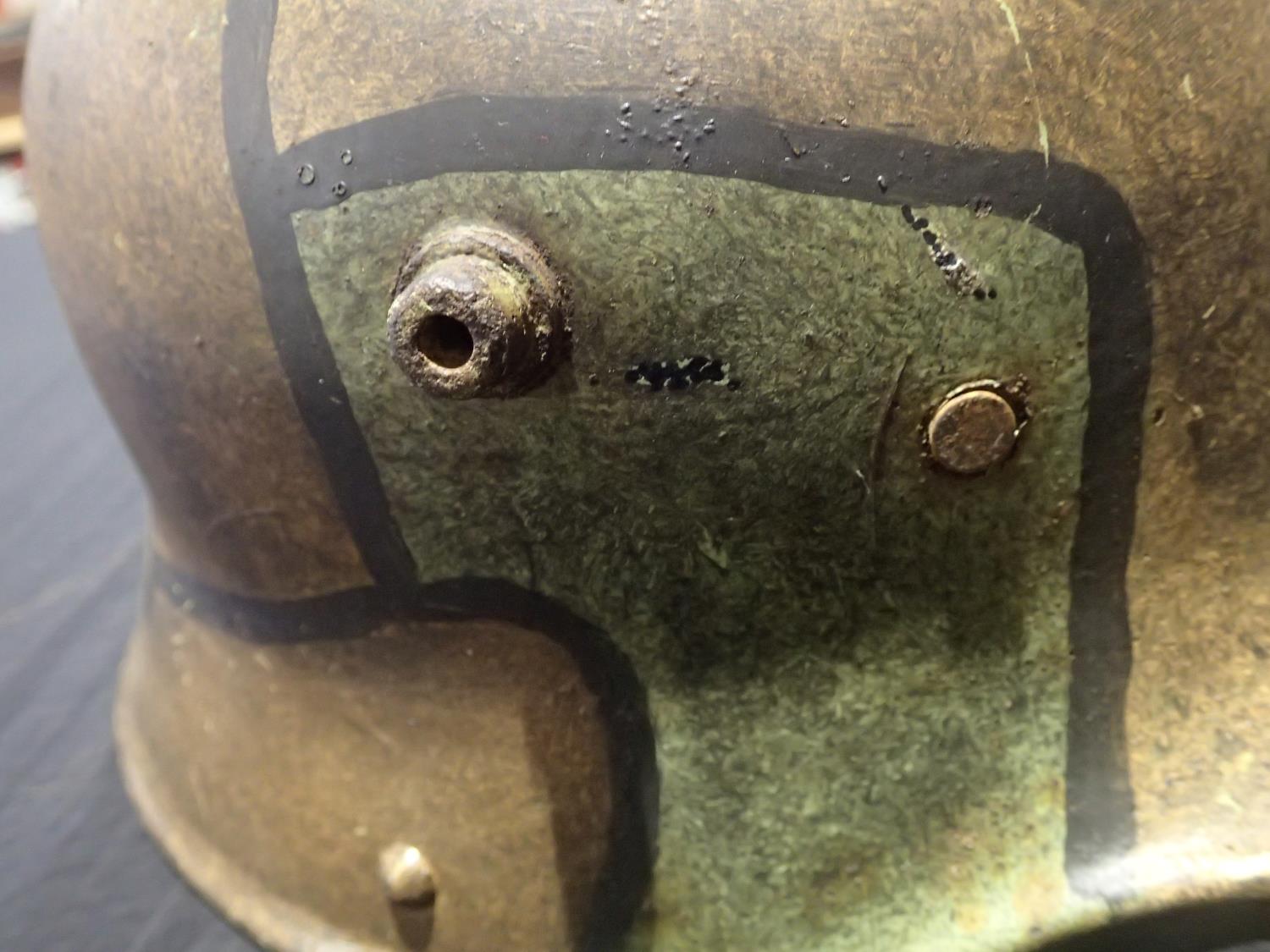 German Imperial WWI type M16 stalhelm with camoflauge paint and liner, maker marked ET64. P&P - Image 6 of 6