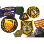 Mixed worldwide fabric military and Police patches. P&P Group 1 (£14+VAT for the first lot and £1+