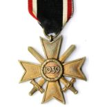 German WWII type 1939 War Merit cross with suspension loop. P&P Group 1 (£14+VAT for the first lot