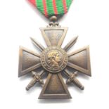 French WWII type Croix Deux Guerre medal. P&P Group 1 (£14+VAT for the first lot and £1+VAT for